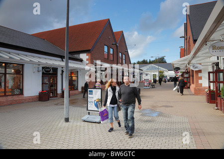 Shopper, Gretna Gateway Outlet Village, Glasgow Rd, Gretna, Dumfriesshire Stockfoto