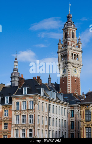 Turm der Chambre de Commerce und historische Häuser in Lille, Frankreich Stockfoto