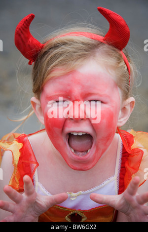 Kleines Kind (Mädchen) Halloween tragen wenig Teufel Kostüm mit Hörnern und Gesicht malen Stockfoto