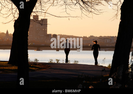 Menschen Joggen auf der Esplanade entlang des Charles River in Boston Stockfoto