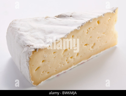 Brie Käse auf einem weißen Hintergrund. Stockfoto