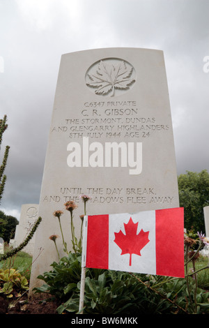 Blick auf die kanadische Flagge auf einem Grab in der Beny-Sur-Mer kanadischen Commonwealth War Cemetery, Normandie, Frankreich. Stockfoto