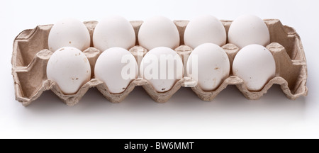 Eiern-Paket auf einem weißen Hintergrund. Stockfoto