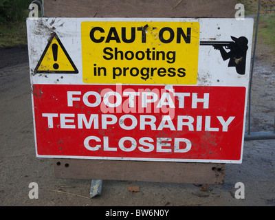 Schießen auf Fortschritt Warnschild. Stockfoto