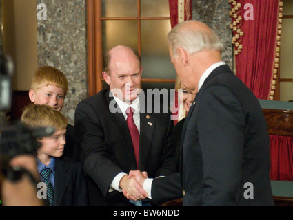 Vize-Präsident Joe Biden schüttelt Hände mit Senator Chris Coons, D -Del. nach einer feierlichen Vereidigung in der Hauptstadt alten Senat Stockfoto