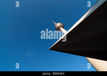 TV-Tower Berlin vor blauem Himmel Stockfoto