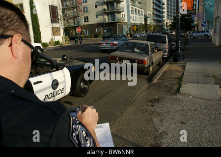 Ein Treiber ist einen Strafzettel in der Innenstadt von San Diego ausgestellt. Stockfoto