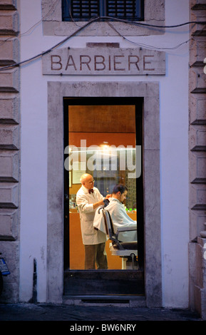 Genco Sala da Barba, ein Friseurgeschäft an der Kreuzung Via dei Portoghesi und Via dei Pianellari in Rom. Stockfoto