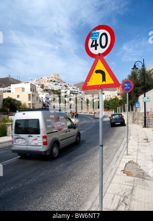 Verkehrszeichen auf der Strasse nach Ano Syros von Ermoupolis auf der griechischen Kykladen Insel Syros. Stockfoto