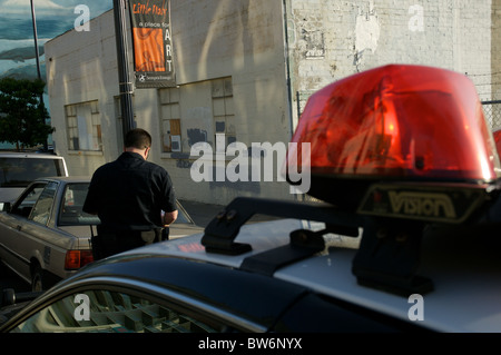 Ein Treiber ist einen Strafzettel in der Innenstadt von San Diego ausgestellt. Stockfoto