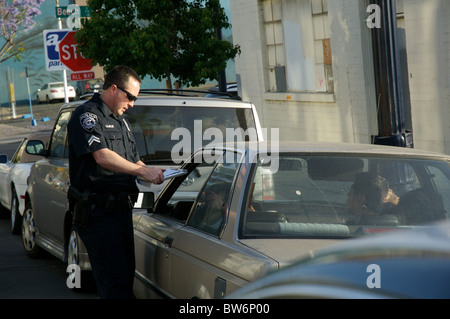 Ein Treiber ist ein Zitat der Verkehr in der Innenstadt von San Diego ausgestellt. Stockfoto