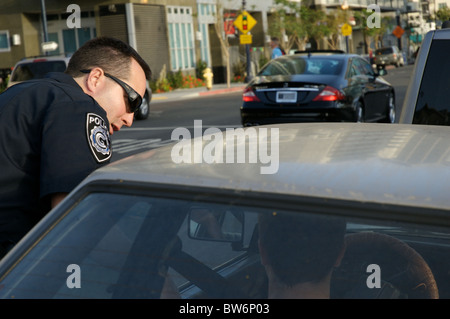 Ein Treiber ist ein Zitat der Verkehr in der Innenstadt von San Diego ausgestellt. Stockfoto