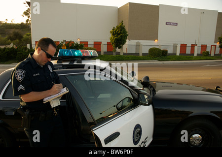 Ein Treiber ist ein Traffic-Zitat in San Diego, Ca ausgestellt. Stockfoto