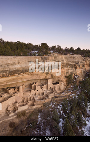 Dämmerung in der Cliff Palace Höhle wohnt im Winter in Mesa Verde Nationalpark, Colorado, USA. Stockfoto