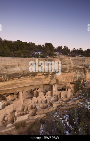 Dämmerung in der Cliff Palace Höhle wohnt im Winter in Mesa Verde Nationalpark, Colorado, USA. Stockfoto