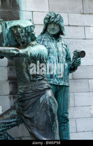 Eine Straße Darsteller verkleidet sich als eine kupferne Statue harmonisch in bestehende Statuen Stockfoto