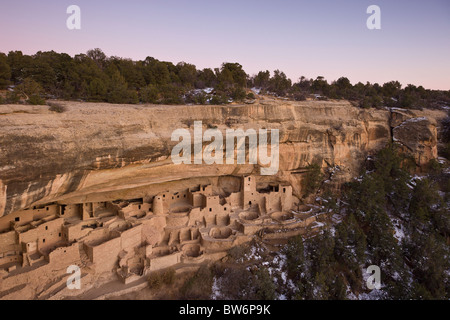 Dämmerung in der Cliff Palace Höhle wohnt im Winter in Mesa Verde Nationalpark, Colorado, USA. Stockfoto