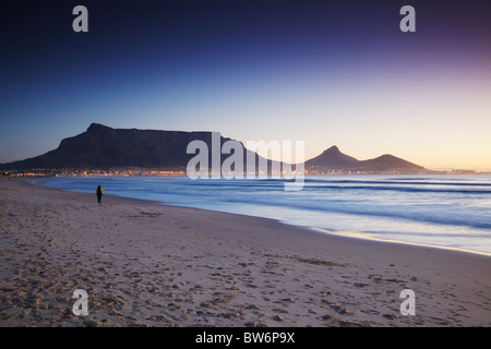 Blick auf den Tafelberg bei Sonnenuntergang von Milnerton Beach, Cape Town, Western Cape, Südafrika Stockfoto