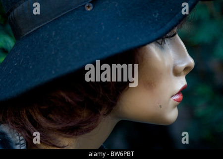 Ein Mannequin sitzt an einem Tisch für draußen in einem Café in Antwerpen, Belgien Stockfoto