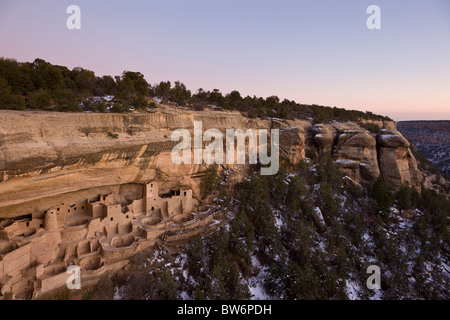 Dämmerung in der Cliff Palace Höhle wohnt im Winter in Mesa Verde Nationalpark, Colorado, USA. Stockfoto