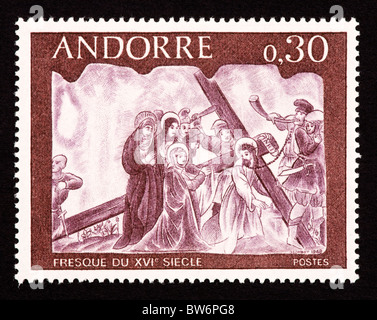 Briefmarke aus Andorra, Christus mit dem Kreuz (aus 16' th Jahrhundert Fresko im La Maison des Vallees) darstellen. Stockfoto