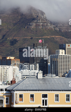 Ansicht des Wheel of Excellence mit Wolkenkratzern der City Bowl im Hintergrund, Cape Town, Western Cape, Südafrika Stockfoto