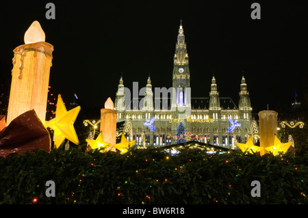 Der Weihnachtsmarkt vor der Rathaus, Rathausplatz, Wien Stockfoto