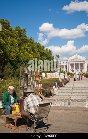 Künstler verkaufen ihre Werke in das Nationaltheater Park in der Innenstadt, Iasi, Rumänien. Stockfoto