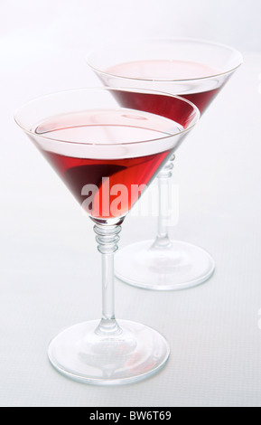 Zwei Martini-Gläser mit Rotwein auf weißem Hintergrund Stockfoto