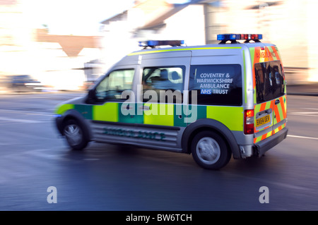 Krankenwagen mit Geschwindigkeit Stockfoto