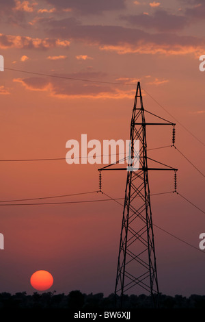 Strommast bei Sonnenuntergang in Indien, Rajasthan Provinz. Stockfoto