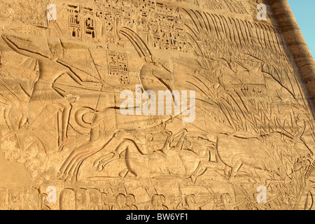 Luxor, Ägypten. Medinet Habu Leichenhalle Tempel Außenwand. Ramses III Jagd Wildschwein. Stockfoto