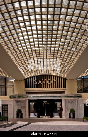 Riverside Eingang in das renovierte Savoy Hotel in London - wurde im Oktober 2010 wiedereröffnet. Stockfoto