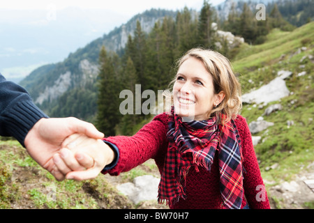 Mann hilft Frau Stockfoto
