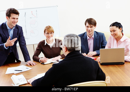 Rückansicht des gealterten Geschäftsmann Partner Konferenz Bericht zu Stockfoto