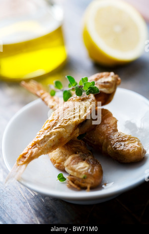 Art der kleine rote Meerbarbe, gebraten in Olivenöl, Mehl und Salz, Spinkled mit Oregano und Zitrone, eine typische mediterrane meze Stockfoto