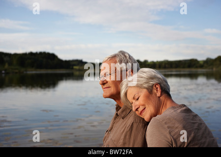 Ältere Frau Kopf liegend mans Schulter Stockfoto