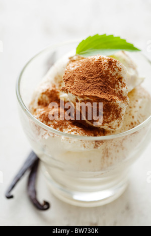 frische Vanille-Mousse mit Kakao-Pulver als Garnierung Stockfoto