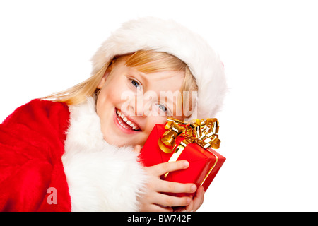 Glückliches Mädchen verkleidet als Weihnachtsmann Weihnachts-Geschenk in Händen hält.  Isoliert auf weißem Hintergrund. Stockfoto