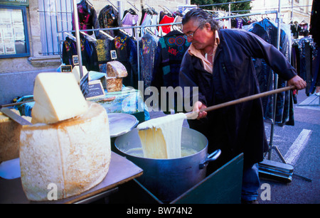 Aligot Maker in Sommieres Markt, Gard, Frankreich Stockfoto