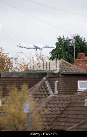 niedrig fliegende Flugzeuge in der Nähe von Gatwick Flughafen Flugroute Flugbahn unter Leben in der Nähe von einem geschäftigen Flugzeuge Flugzeug Flugzeuge Fluglärm Stockfoto