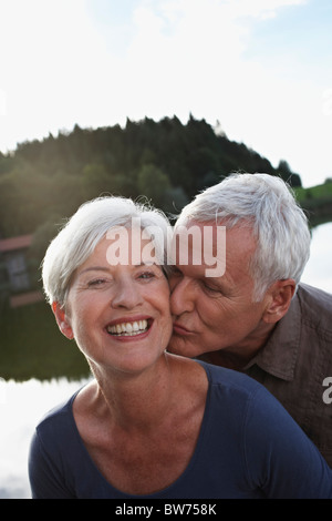 Ältere Mann küssen Frau Stockfoto