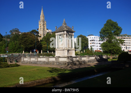 Kriegerdenkmal und St.-Peter Kirche, Bournemouth, England Stockfoto