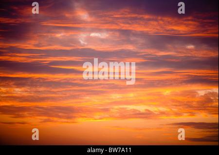 Goldener Sonnenuntergang Wolken-Hintergrund Stockfoto