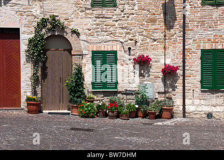 Piazza in die Stadt Staffolo in den Hügeln von Jesi, Cupramontana Bereich der Weinherstellung, le Marche. Stockfoto