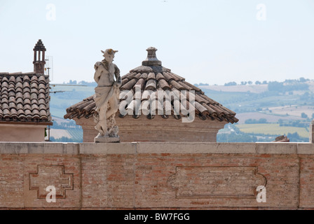 Statue des Merkur auf der Oberseite eine Gartenmauer mit Dachziegeln in Jesi Stockfoto