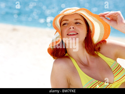 Nahaufnahme der hübschen Dame mit Hut am Meer Stockfoto