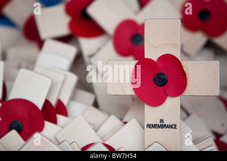 LONDON, ENGLAND - Mohn und Kreuze auf dem Feld der Erinnerung an die Westminster Abbey Stockfoto