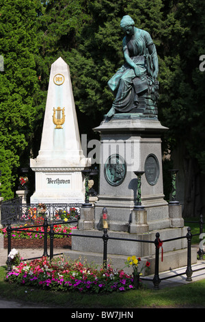 Mozart-Denkmal (hergestellt in 1859) und Grab von Ludwig von Beethoven (hergestellt in 1827) im Zentralfriedhof, Vienna Stockfoto