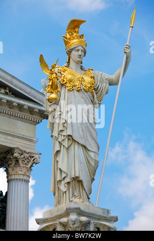 Statue der Pallas Athene vor dem österreichischen Parlament in Wien Stockfoto